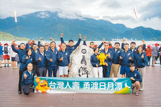 台灣人壽組隊泳渡日月潭，總經理莊中慶（左七）與台灣阿龍擔任泳渡大使，為「泳」士們加油打氣。（台灣人壽提供／黃琮淵台北傳真）