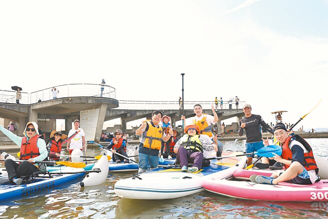基隆市政府打造身心障礙者便於親近海洋的環境，15日與海洋委員會、交通部合作在和平島地質公園舉辦無障礙親海成果嘉年華，讓身障朋友擁抱海洋。（基隆市政府提供／張志康基隆傳真）