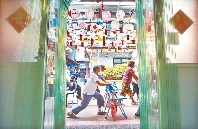 台北市审计处检讨发现，北市社会局管辖的社福中心及老人服务中心有32人登记住址与实际不符，另有645件个案主责社工已离职或调离。示意照，非新闻事件当事人。（本报资料照片）