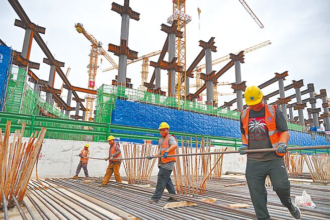 大陆房市不振，导致几所大学裁撤土木建筑相关科系。图为河北雄安新区工地。（新华社）