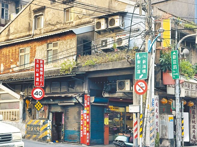 新北市新海桥连接新庄区与板桥区，是重要交通枢纽，但0403花莲大地震后新月桥封闭维修至今，许多行人想改走新海桥，却常因标示不清误闯车辆通行道，险象环生。（柯毓庭摄）