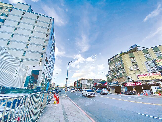 新北市新店区宝桥路通用陆桥于7日拆除，图为拆除后街景豁然开朗。（新北市工务局提供／王扬杰新北传真）