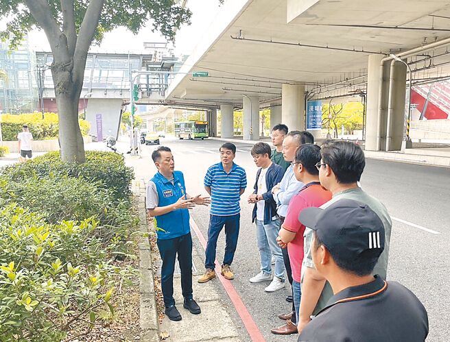 國民黨立委魯明哲（左一）邀集相關單位會勘，桃園市交通局將在高鐵桃園站試辦外送員專用前30分鐘免費機車格，期盼解決外送員機車違停亂象。（魯明哲提供／呂筱蟬桃園傳真）