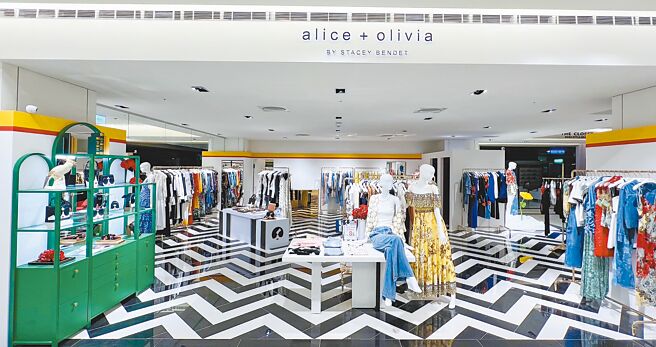 新光三越台南新天地2樓、3樓改裝開幕，alice＋olivia南部獨家全新概念店，導入全球獨家配飾專區。（新光三越提供）