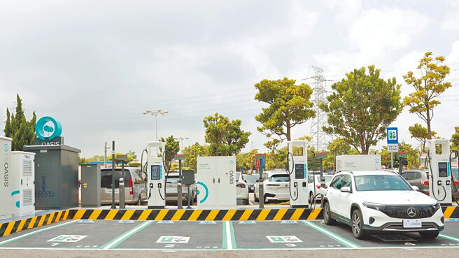 国道EVOASIS充电站360kW的超级快充设备将全面提升电动车主的充电体验，让车主在10分钟内即可补满250公里以上的行驶里程。（源点科技提供）