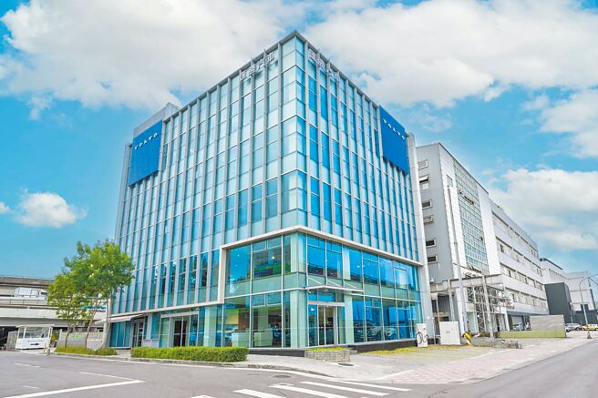 今年匯勝汽車再斥資1.2億元打造VOLVO台北濱江全新VRSE展示暨服務中心（見圖），其地點更擁有得天獨厚的機場跑道景觀，即日起至12月31日蒞臨即享「專屬開幕活動暨賞車好禮」。（國際富豪汽車提供）