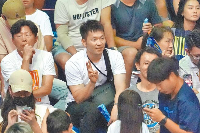 李洋（中）到場觀看台維斯盃，對民眾合照要求來者不拒。（黃世麒攝）