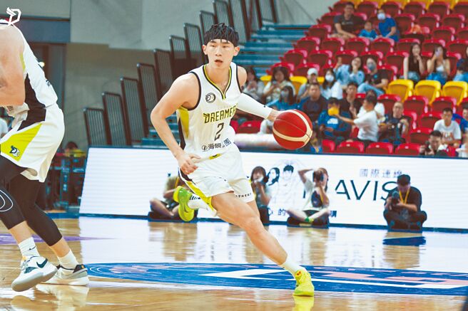 馬建豪首度穿上夢想家球衣公開亮相。（夢想家提供）