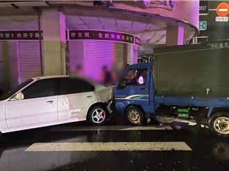高雄小貨車凌晨追撞6車 女騎士腿部受傷倒路邊