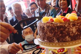 新港奉天宮契子女中秋大團圓 107歲契子領頭切蛋糕