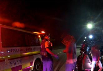 超衰！中秋凌晨海邊賞月 慘遭蜂炮灰擊中右眼