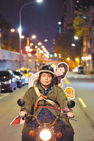 伍佰騎車載林志玲避雨 路人盯著瞧