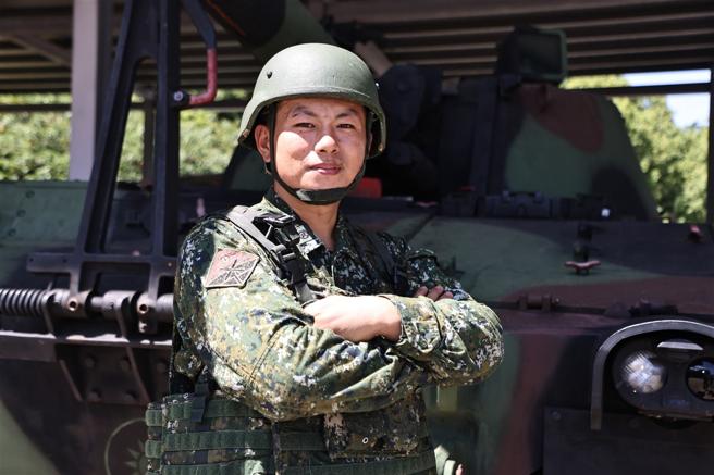 陆军58炮指部保修连履车副班长王绍安上士。（记者刘宸玮摄）