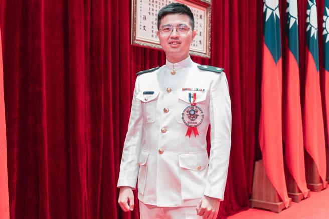 海军陆战队指挥部工兵官胡丁元少校，任职连长期间积极处事，领导同袍争取佳绩，今年荣获国军楷模殊荣。（记者陈怡璇摄）
