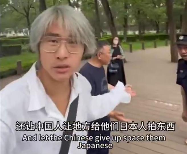 大陸網紅「亞人」為創造流量博取眼球，以報復八國聯軍侵華為名辱罵導遊及兩名男女日本遊客，並拍成影片在網上傳播。（圖／網路）