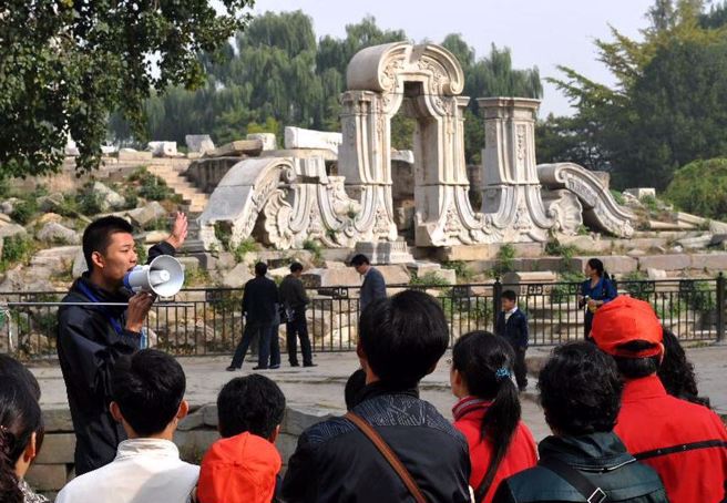 圓明園因毀壞嚴重，前往參觀的遊客不像故宮那麼多。圖為遊客在圓明園遺址公園內的大水法遺址參觀。（圖／新華社）