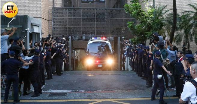 柯文哲因涉京华城案遭羁押，成为第一位曾参选总统却被检方声押成功的在野党主席，也引发司法麵、政治面的不同讨论，图为柯文哲被押、遭囚车送到土城看守所。（图／记者刘耿豪摄）