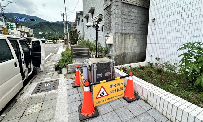 桃園市環保局在復興區羅浮設置固定式噪音偵測設備。（翻攝畫面）