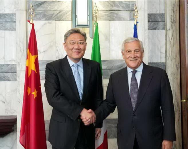 大陸商務部長王文濤當地時間16日在羅馬會見義大利副總理兼外交與國際合作部長塔亞尼。（大陸商務部）