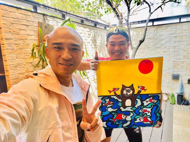 小马为马国毕作画。（小马 倪子钧脸书）