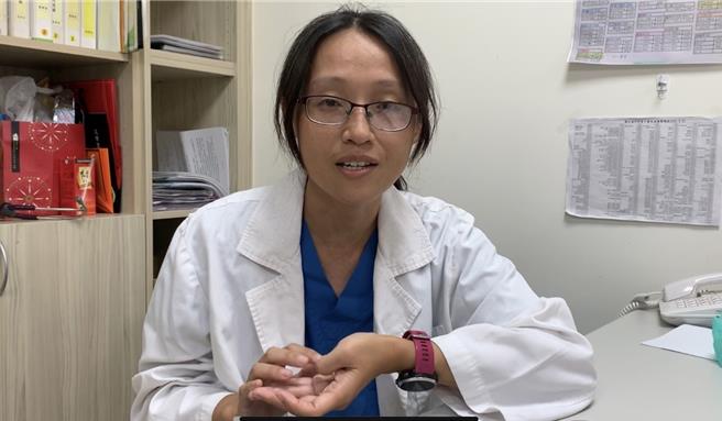 卫福部台中医院急诊室主任陈莉玮提醒，中秋烤肉切记「一要二不」原则，就是「海鲜肉类要烤熟」、「生食熟食务必分离不交杂」、「烤焦食物易致癌不能吃」。（冯惠宜摄）