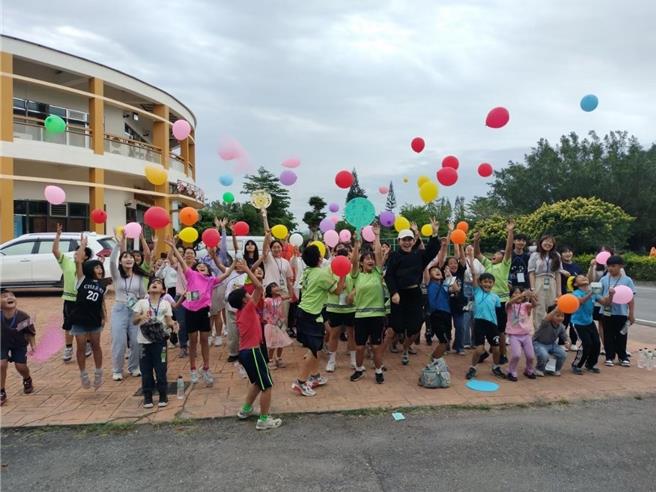花蓮縣政府6年前規畫課後扶植班，傳授原住民學童多元知識外，也會帶孩子到部落社區服務，推動迄今廣獲好評。（花蓮縣政府提供／羅亦晽花蓮傳真）