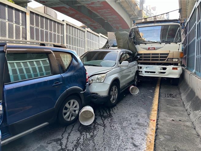 高雄一輛砂石車17日沿左營翠華大中匝道（東向西）行駛，行至左營區翠華路與大中下匝道處疑因煞車失靈，導致8車追撞事故，圖為車禍現場。（翻攝照片／林瑞益高雄傳真）