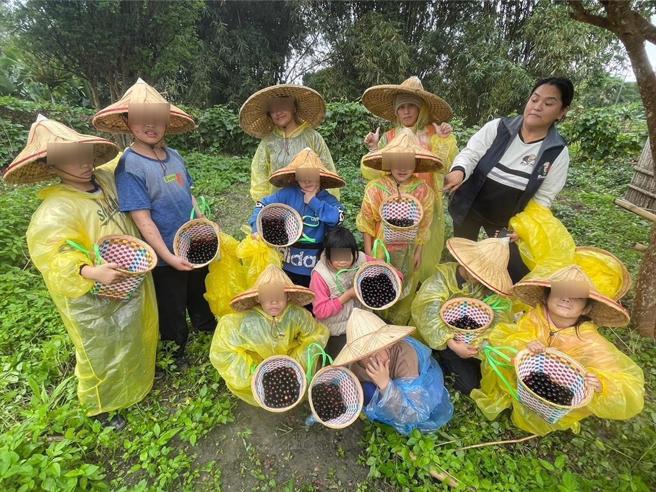 花蓮縣政府6年前規畫課後扶植班，傳授原住民學童多元知識，也透過到戶外採收樹葡萄的課程讓孩子體驗食農教育，推動迄今廣獲好評。（花蓮縣政府提供／羅亦晽花蓮傳真）