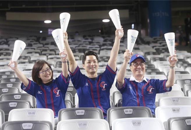 台北市目前副市长包含李四川（右）、林奕华（左），虽人口于去年5月恢復至250万人以上，依《地方自治法》可再增加1名副市长，但仍悬缺至今。（本报资料照片）