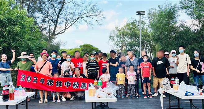 金门家扶中心为让扶助家庭感受节庆气氛，特别在湖南高地办理中秋庆团圆烤肉活动，邀请扶助家庭约65名亲子参加，增进亲子情感。(图／金门家扶中心提供)