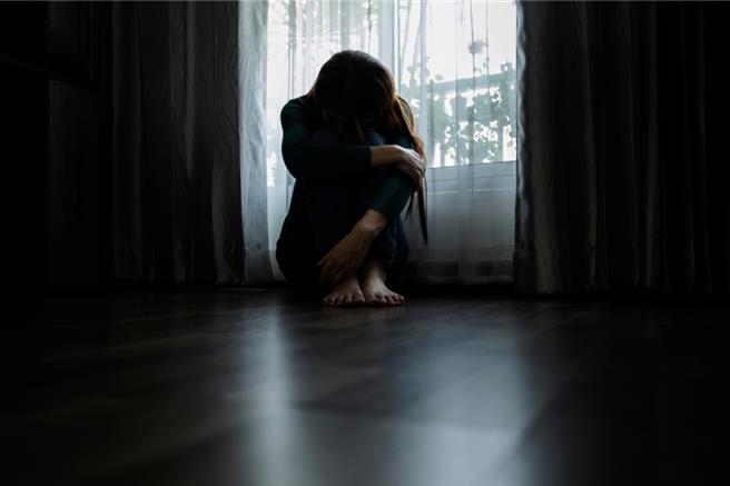 每逢佳節倍思親，醫師提醒失親者，小心節慶憂鬱及延續性哀傷。（示意圖：shutterstock／達志）