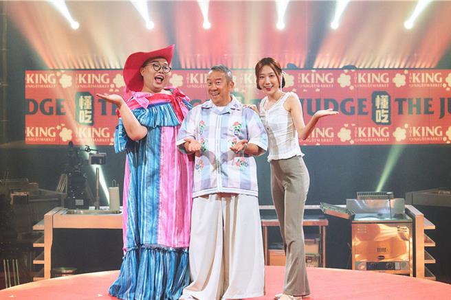 Alizabeth娘娘（左起）、曾志伟、韩勾ㄟ金针菇担任评审。（纬来电视网提供）