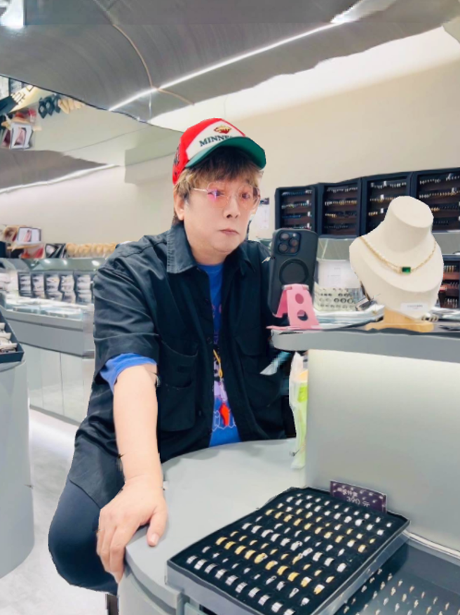 曹西平中秋节照常上班。（曹西平脸书）