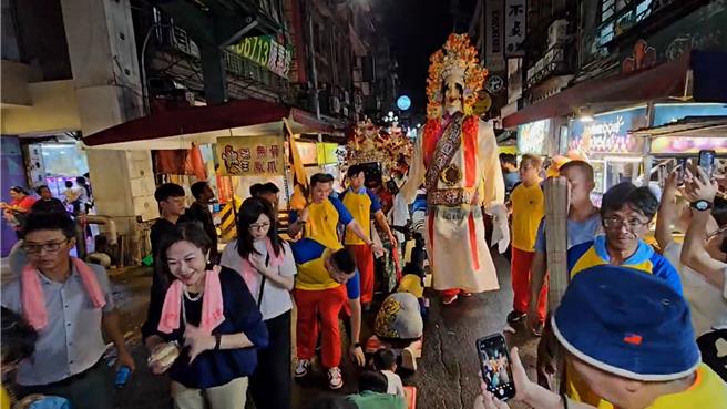 基隆護國城隍廟16日晚間展開夜巡，並開放民眾鑽轎底祈福。（張志康攝）