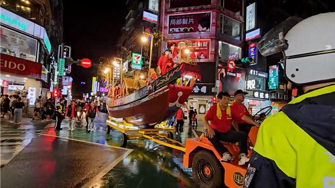今年才獲基隆無形文化資產認證的和平島社靈廟王船也陪同基隆城隍出巡。（張志康攝）