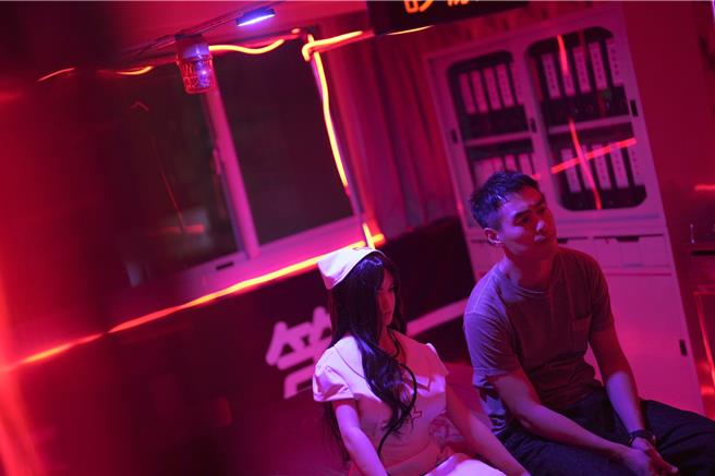 杨佑寧（右）向护士装扮的硅胶娃娃倾诉心事。（壹壹影业提供）