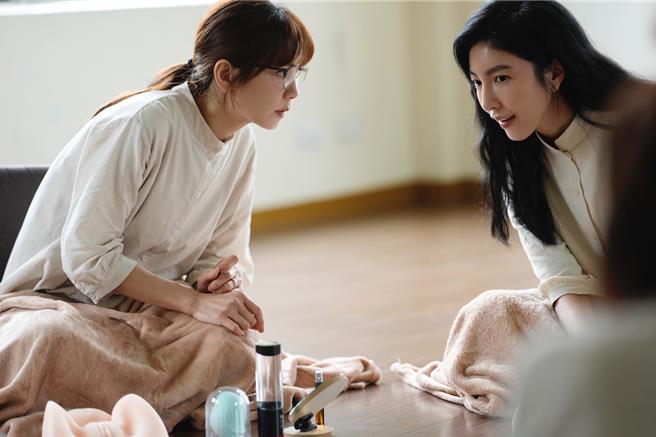 Ella陈嘉桦（左）、杨谨华一起上自慰课。（壹壹影业提供）