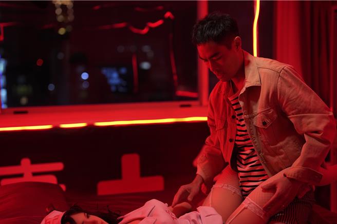 杨佑寧到硅胶娃娃主题旅馆寻求慰藉。（壹壹影业提供）