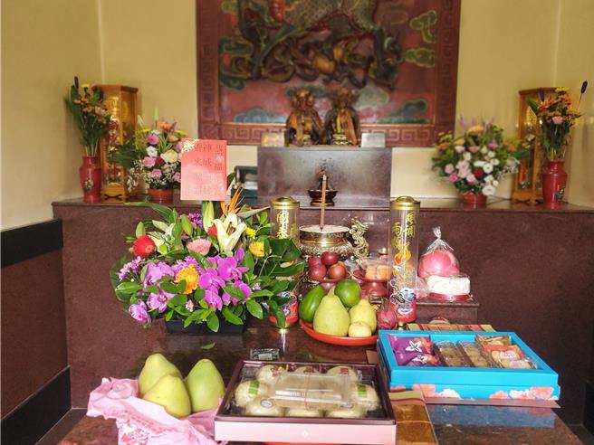 農曆8月15日是土地公得道日，今天各地土地公廟都有善男信女供奉麻糬或月餅。（周麗蘭攝）