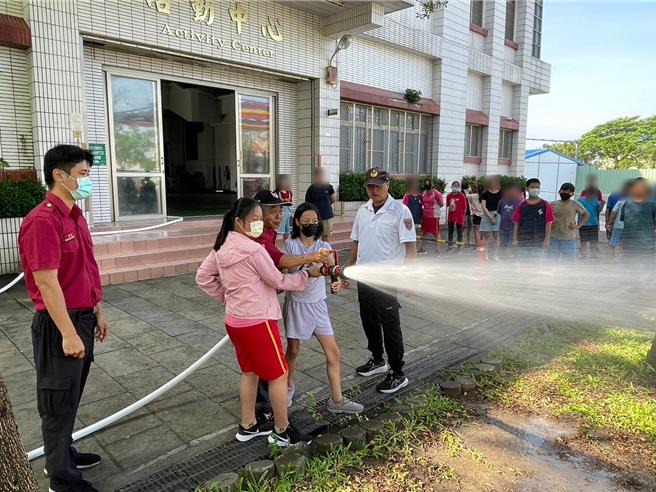 消防局到校園做消防安全宣導，讓學童體驗消防栓射水。（消防局提供／郭良傑高雄傳真）