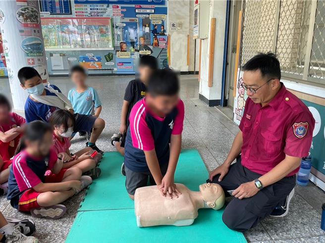 消防局到校園做消防安全宣導，教導學童學習如何實作CPR。（消防局提供／郭良傑高雄傳真）