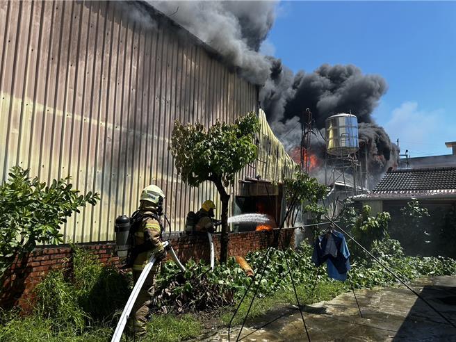 台南市七股區竹橋里一處鐵皮屋工廠17日中午發生火警，消防局獲報前往灌救。（讀者提供／張毓翎台南傳真）