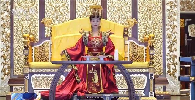 着汉服赴唐宫秋宴、跟着悟空赏悬塑绝唱！陆中秋消费刮起復古风。（大陆央视）