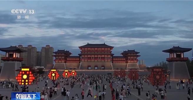 着汉服赴唐宫秋宴、跟着悟空赏悬塑绝唱！陆中秋消费刮起復古风。（大陆央视）