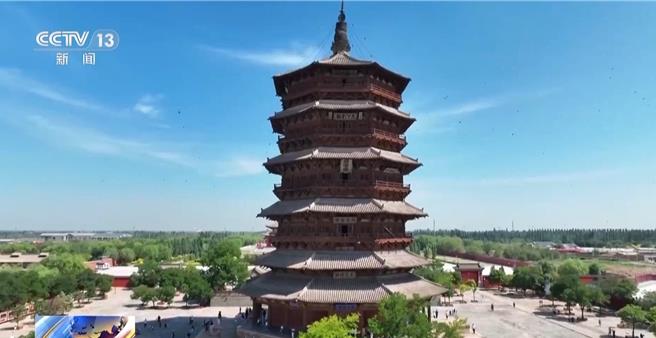 着汉服赴唐宫秋宴、跟着悟空赏悬塑绝唱！陆中秋消费刮起復古风。（大陆央视）