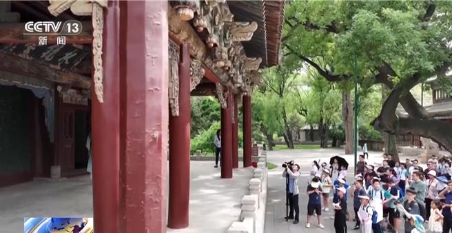 着汉服赴唐宫秋宴、跟着悟空赏悬塑绝唱！陆中秋消费刮起復古风。（大陆央视）