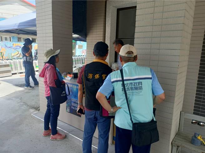 新北市法制局保障消费者权益，在7月至8月暑假期间会同相关单位一起到贡寮龙洞湾、新店碧潭东岸等处安全性抽查宣导，发现3家业者不符规范，经劝导后改善。（新北市消保官提供）