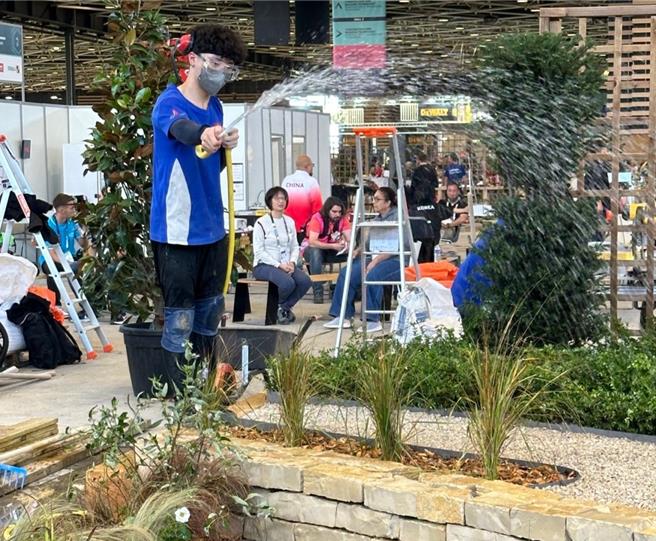 松山工農同學李宇凱本次競賽以南法莊園為設計主題，結合法國傳統庭園風格，最終奪下造園景觀優勝。（台北市教育局提供／劉瑋晴台北傳真）