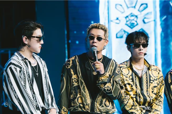 健志（中）跟著《原子少年2》成員一起跳舞。（踢帕娛樂提供）