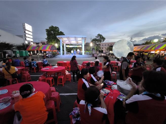 新埔镇彭姓镇民16日中秋晚会时，持酒瓶砸破镇长陈英楼头部。（民眾提供／邱立雅竹县传真）